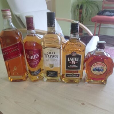 obrázek 4 láhve whisky a jednu láhev R.Jelínek zlaté slivovice