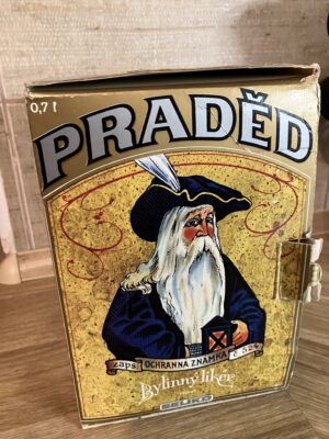 obrázek PRADĚD bylinný likér v broušené skleněné karafě