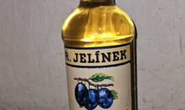 Okolkované lahve alkoholu – různé