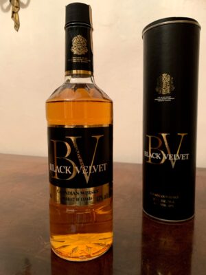 obrázek 🥃 Black Velvet Canadian Whisky – 1L – Vintage edice s originální tubou