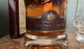 Dewar’s Signature – exkluzivní blended whisky v prémiovém dřevěném boxu