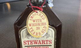 🟤 Stewart’s Dundee De Luxe Blended Scotch Whisky – 20 letá