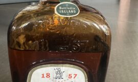 🟢 Gilbey’s Crock o’ Gold – Special Light Blended Irish Whiskey (vintage)