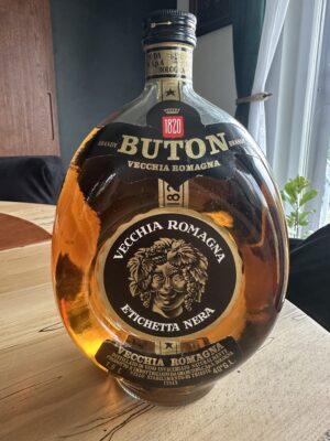 obrázek 🥃 Na prodej: Vecchia Romagna Etichetta Nera – italský brandy ve sběratelském balení (1,5 l)