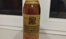 Různé láhve alkoholu.