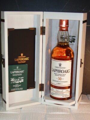 obrázek LAPHROAIG 30yo 1985 /2016 70cl 53,5% vol. dřevěný box