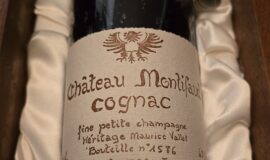 Chateau Montifaud Heritage Maurice Vallet 1898 -1904 0,7 lNabízím ze své sbírky investičních alkoholů tento unikát. Tento mimořádný koňak je směs ročníkových koňaků z let 1898 – 1904 (tedy již z předminulého století), které zrály v dubových sudech. Byl nalahvován v červnu 2008 v přirozené sudové síle 42% alkoholu. Jeho stáří je tak více než 100 let. Tento výjimečný koňak dosáhl své plné zralosti. Díky dlouhému zrání ve starých sudech se jeho chuť