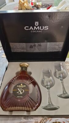 obrázek Camus XO Elegance, 40 %, 0,7 l – dárkové balení v prezentéru se 2 skleničkami (starší design „XO Elegance“, zhruba 2010–2018).