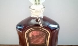 50. letá brandy v dřevěném boxu.