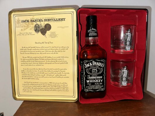obrázek Jack Daniel’s Old No. 7 (43%) – 150th Birthday Tin Set (r. 2000)