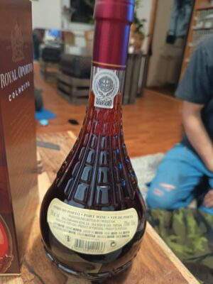 obrázek Royal Oporto Colheita 1977 0,75 l v originální krabici. Sběratelský stav, vhodné jako dárek nebo do sbírky.