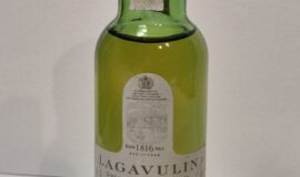 Legendární ostrovní skvost: Lagavulin 16 Years Old (50 ml / Zelené sklo s původní garanční pečetí)