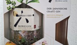 Suntory Roku Gin v dárkovém balení (0,7 l, 43 %) s prémiovou longdrinkovou sklenicí.