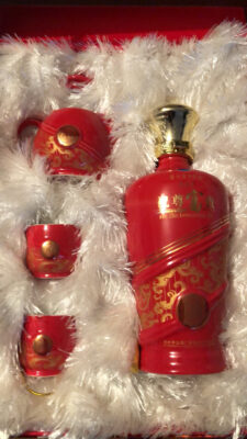 obrázek Luxusní sběratelský set: Kweichow Moutai (Moutai Group) – Jubilejní edice 2009 k 60. výročí ČLR, 52 %, 500 ml + porcelánový servis