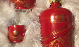 Luxusní sběratelský set: Kweichow Moutai (Moutai Group) – Jubilejní edice 2009 k 60. výročí ČLR, 52 %, 500 ml + porcelánový servis
