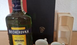 Retro dárkové kazetové balení bylinného likéru Becherovka Original
