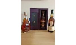 Glenfiddich 26y 43% 0,7l, Lagavulin Islay 16y 43% 0,7 l, Baron Otard VSOP 40% 0,7 l